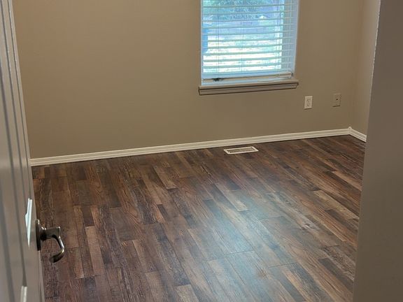 5th image of 557 Alpine St