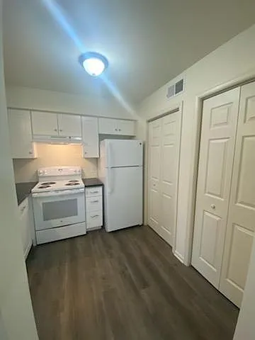 2 bed, 1.5 bath, 1036 sqft, $1,600 — Photo 3