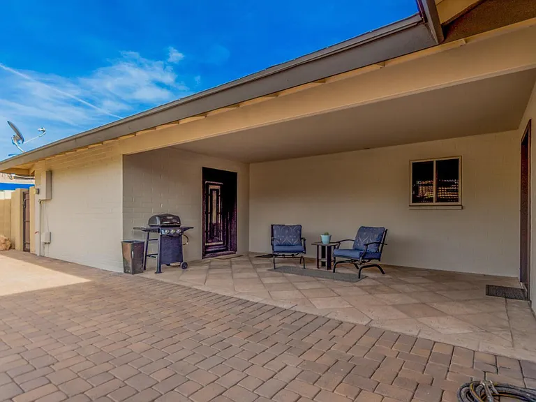 1922 E Laguna Dr — Photo 32