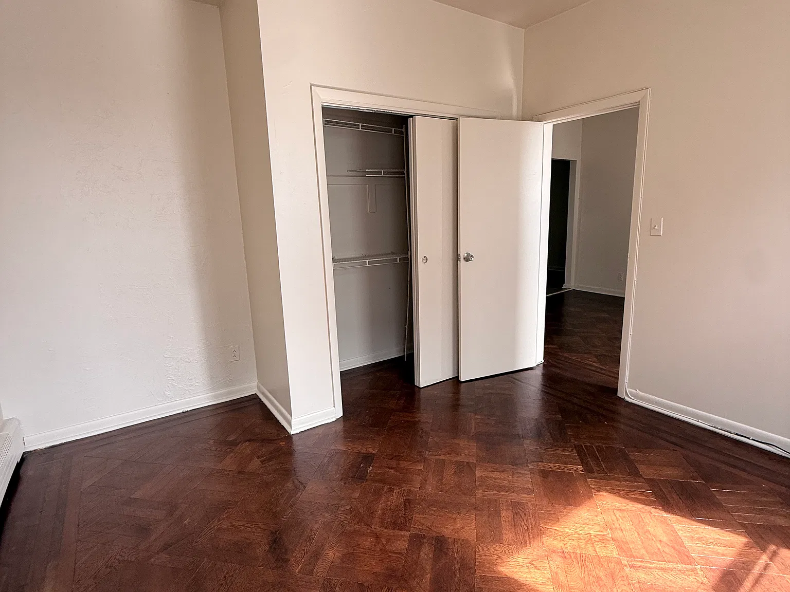 3 bed, 927 sqft, $2,400 — Photo 2