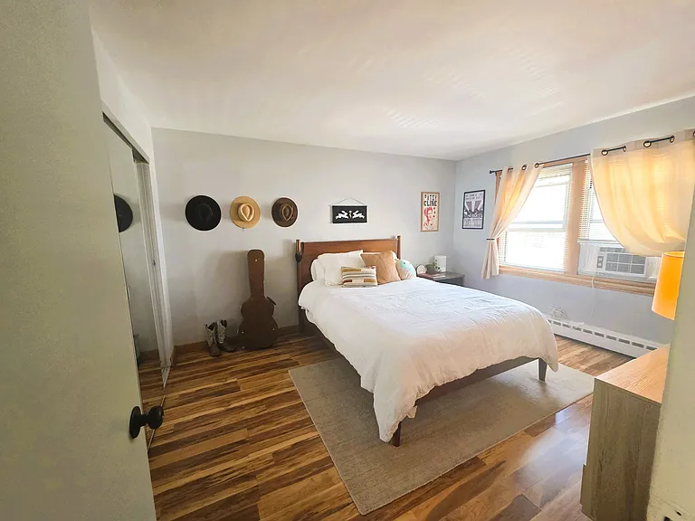 2115-2123 W Farragut Ave Apartments — Photo 6