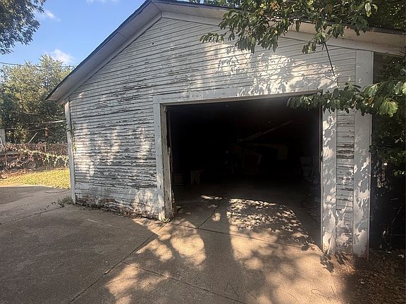 4th image of 2925 Lenway St