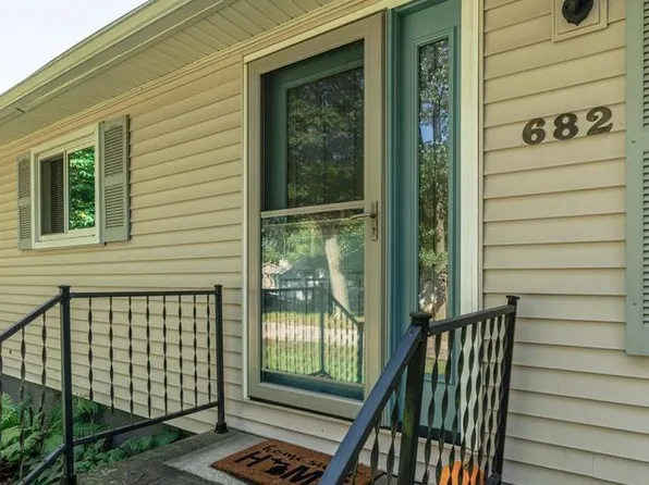682 Cranbourne St, Commerce Township, MI 48382