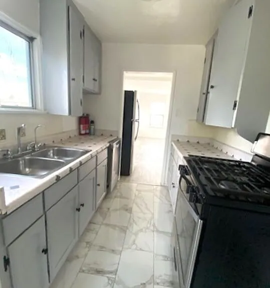 10623 Kinnard Ave — Photo 4