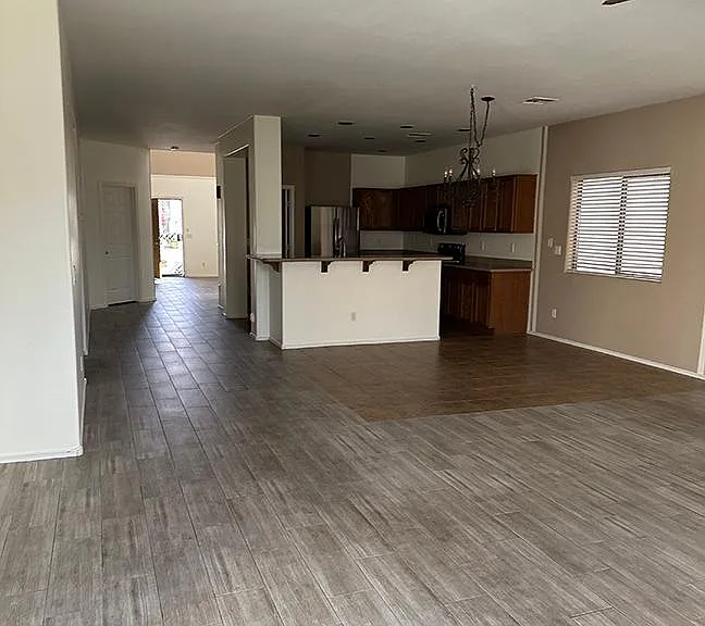 3761 W Wayne Ln — Photo 2