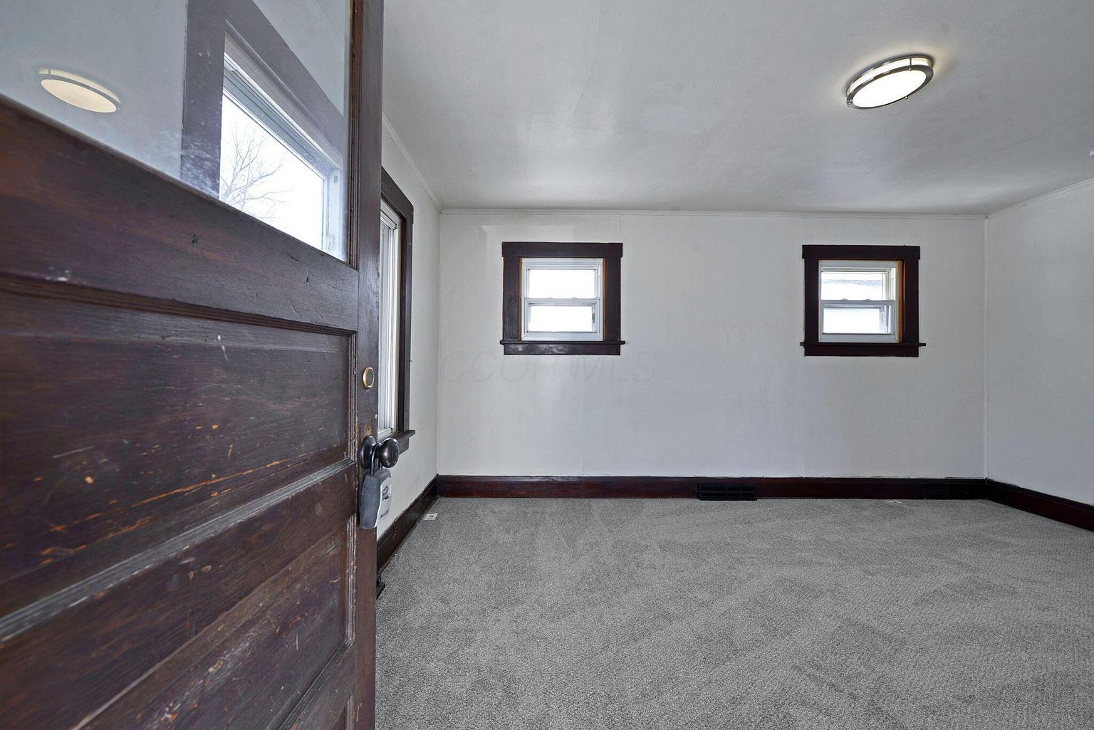 Listing photo 5 for 207 Florence St