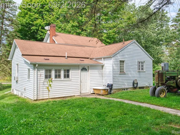 9225 Cook Rd, Gaines, MI 48436