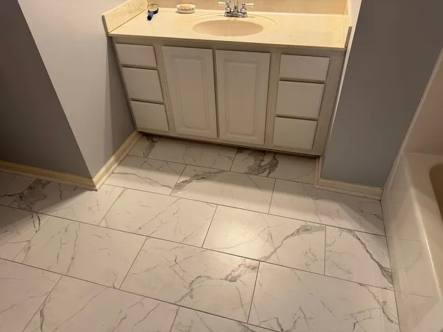 2nd floor full bathroom.