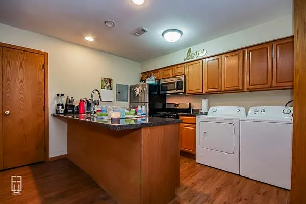 1010 Cove Dr — Photo 2