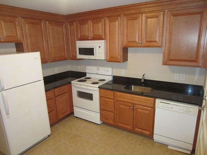 Kitchen w/ granite