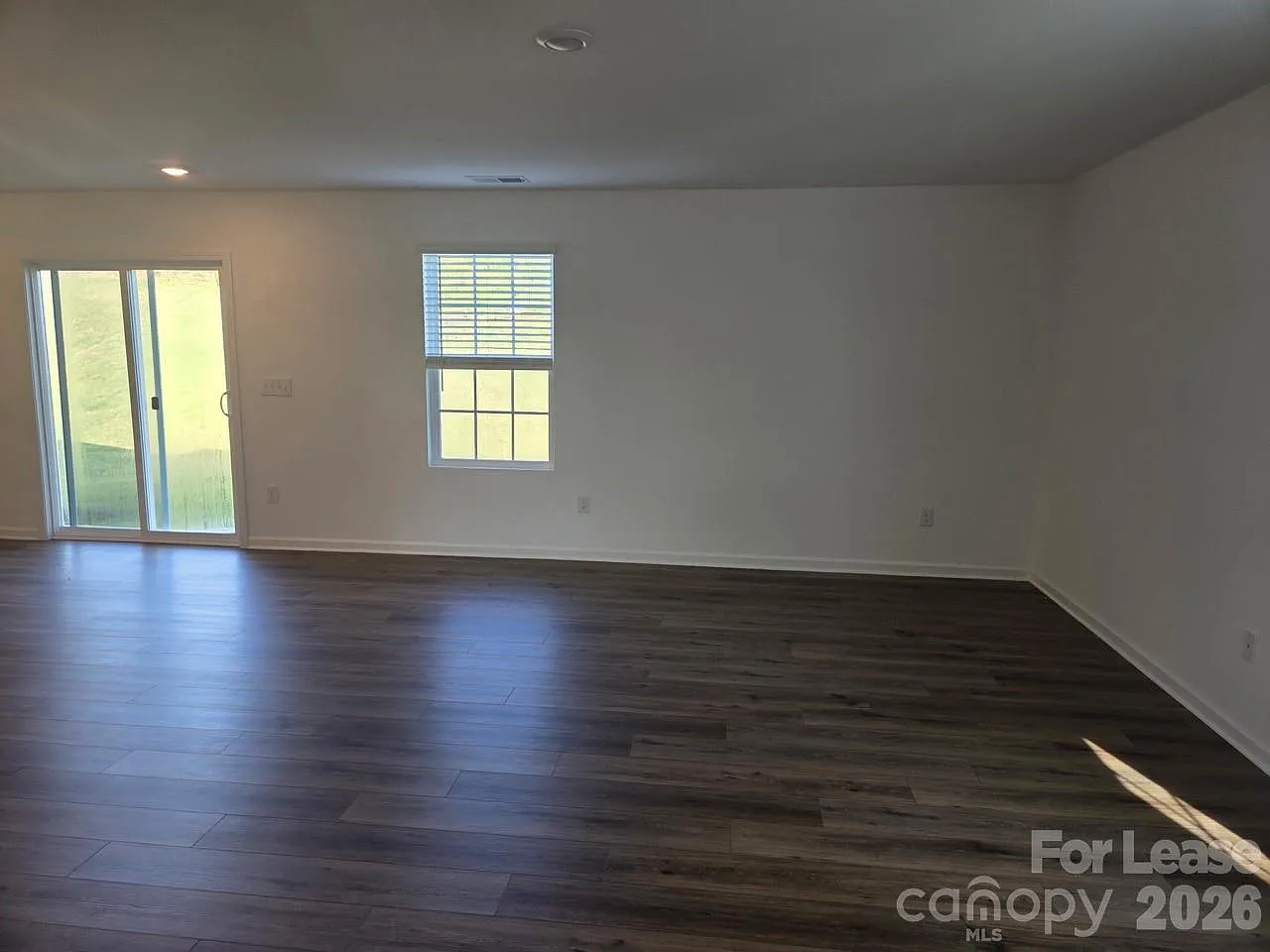 4 bed, 2.5 bath, 1956 sqft, $2,000 — Photo 2