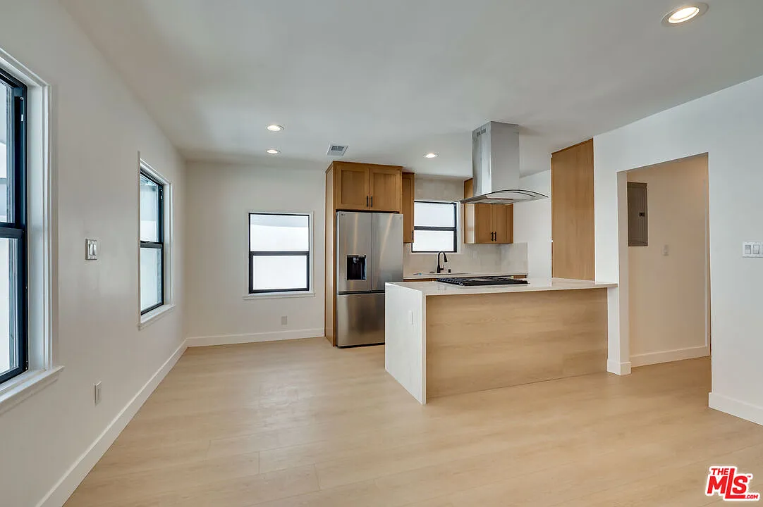 2 bed, 1.0 bath, 800 sqft, $3,700 — Photo 2