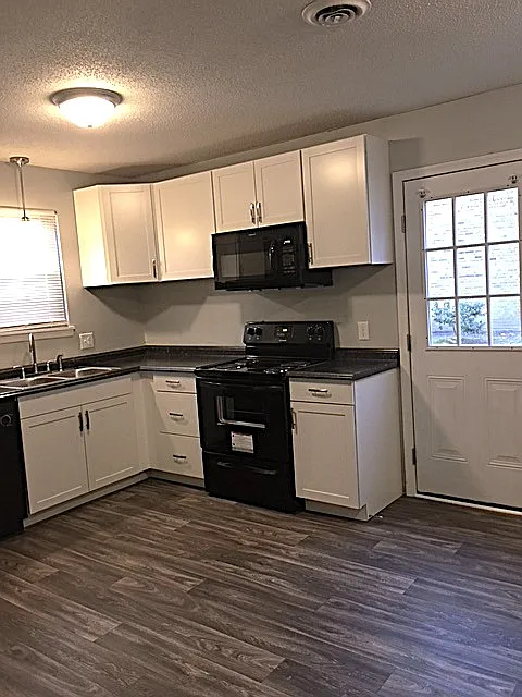 2 bed, 1.5 bath, 1050 sqft, $1,450 — Photo 2