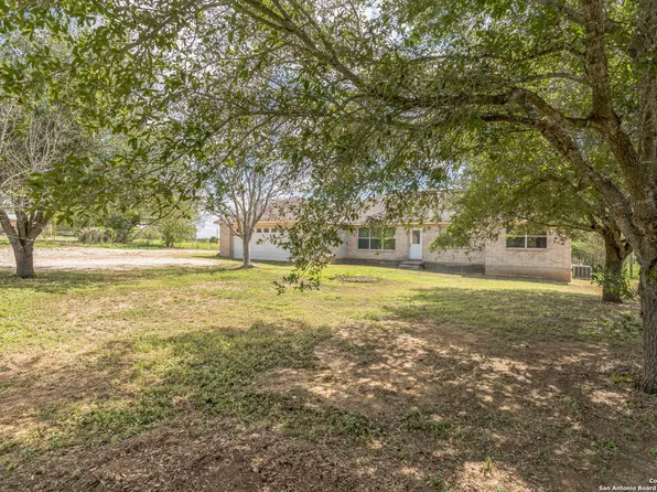 1130 County Road 124, Floresville, TX 78114