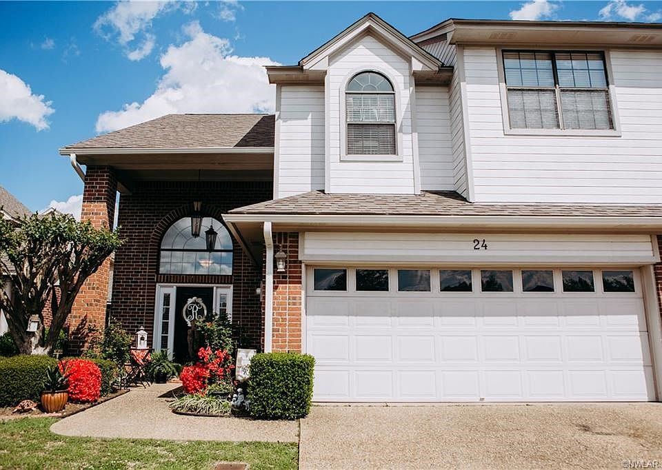 24 Meadow Creek Drive in Bossier City, Louisiana - North Bossier townhome located minutes from shopping, dining, medical facilities, BAFB, I-220 & just off Airline Dr.