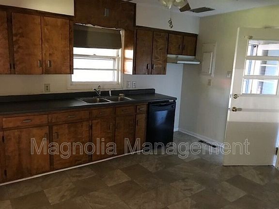 5th image of 1405 Parker Ln