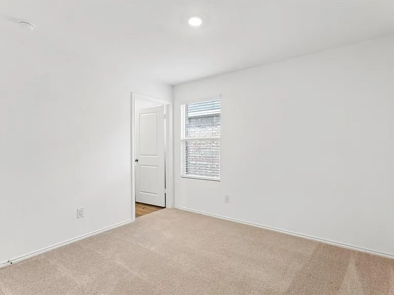 363 Avre Loop — Photo 21
