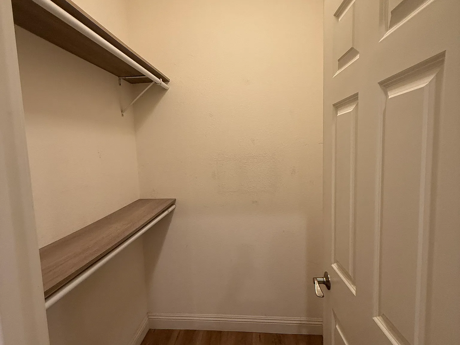 6 bed, 4190 sqft, $1,199 — Photo 3