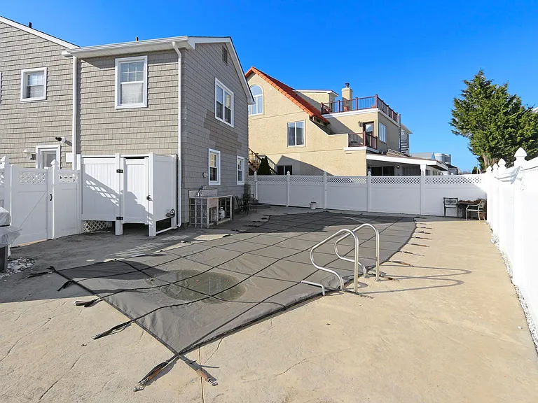 29 Ocean Dr W — Photo 5