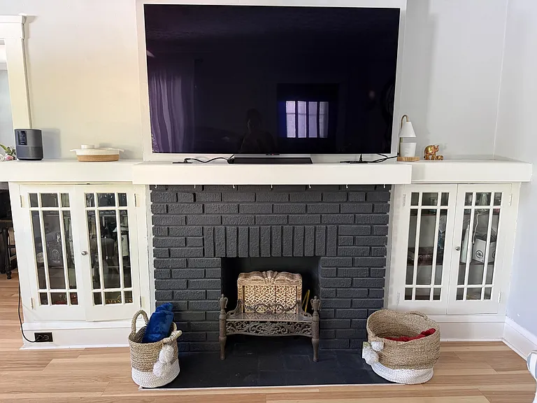 fireplace (equipped with gas heater)