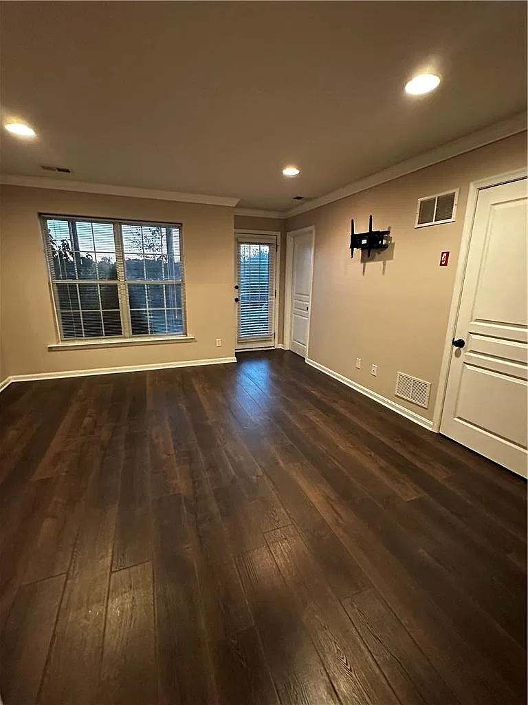 3 bed, 2.5 bath, 2570 sqft, $2,850 — Photo 4