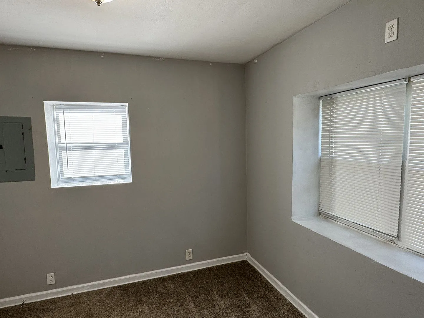 743 N Kiger Rd — Photo 3