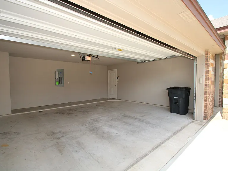 902 Clanton Cv — Photo 39