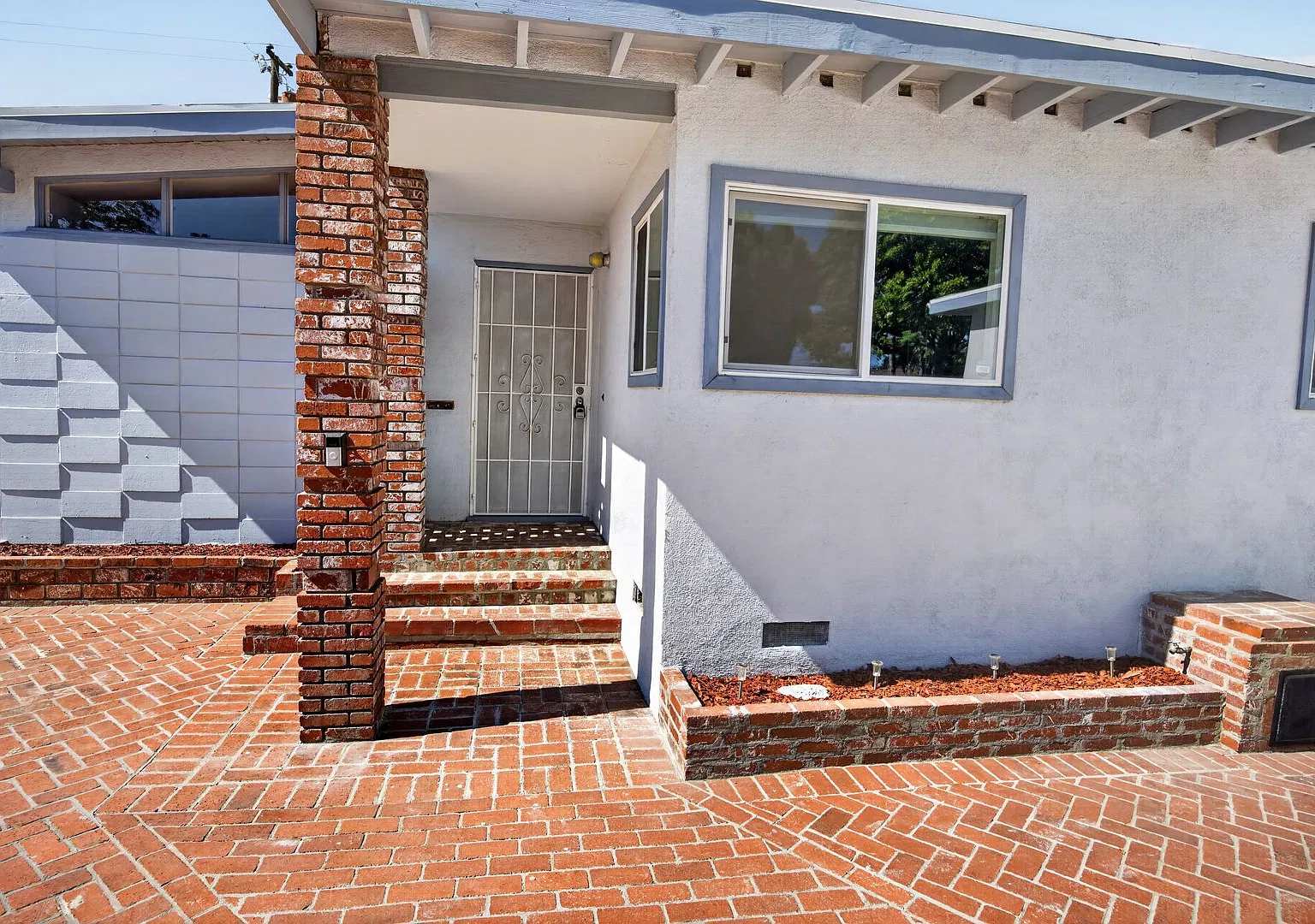 Beautiful 4-Bedroom Apartment with Pool, Garage & In-Unit Laundry in Fullerton — Photo 2