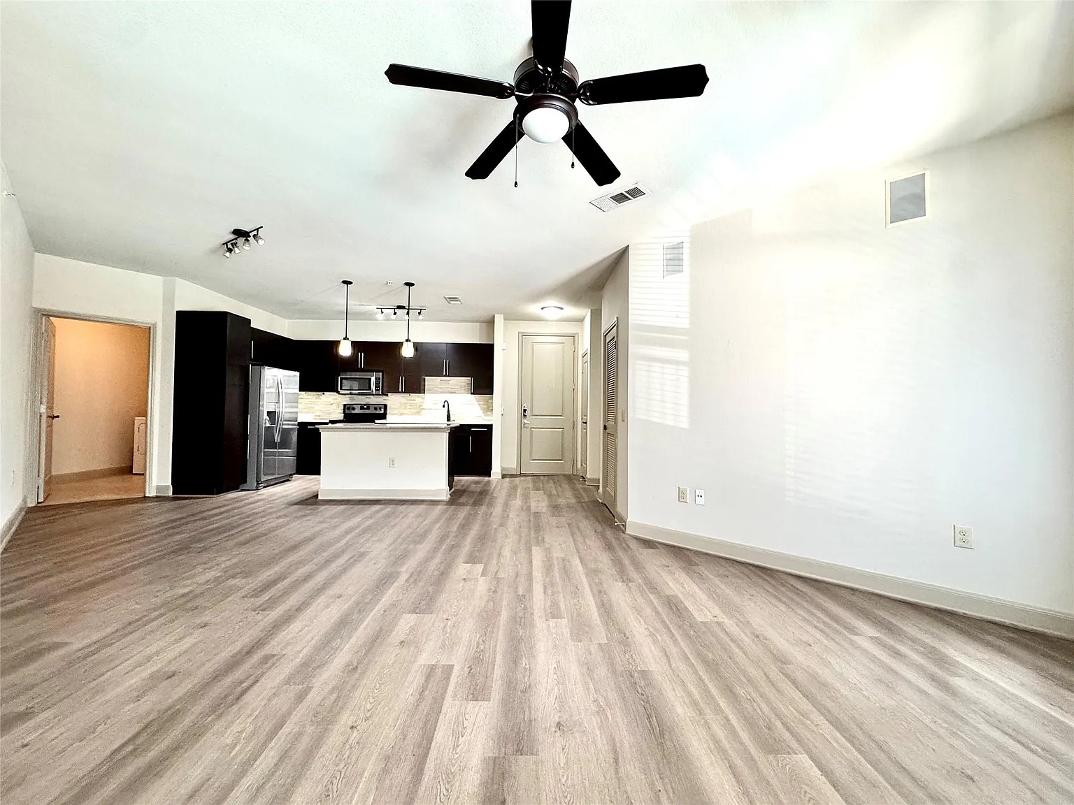 1 bed, 1.0 bath, 978 sqft, $1,550 — Photo 3