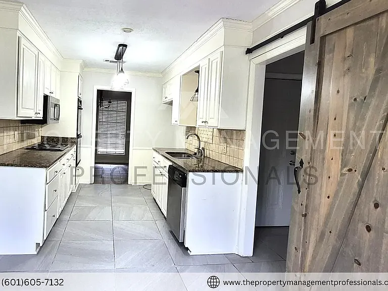 1102 Martin Dr — Photo 8
