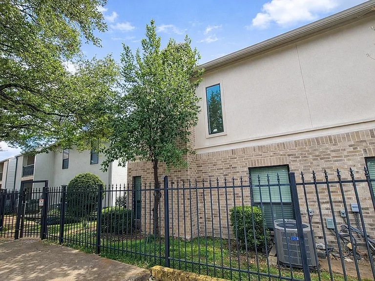 2425 Augusta Dr #4 — Photo 15