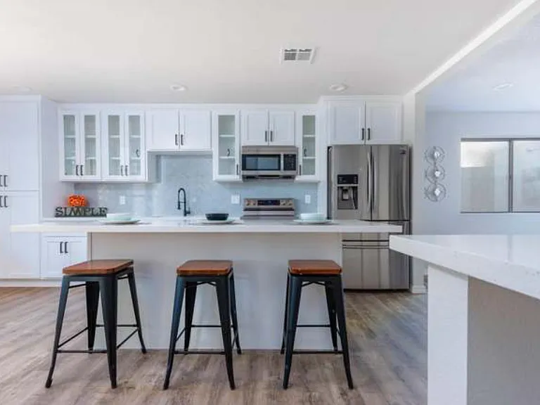 Kitchen with large island