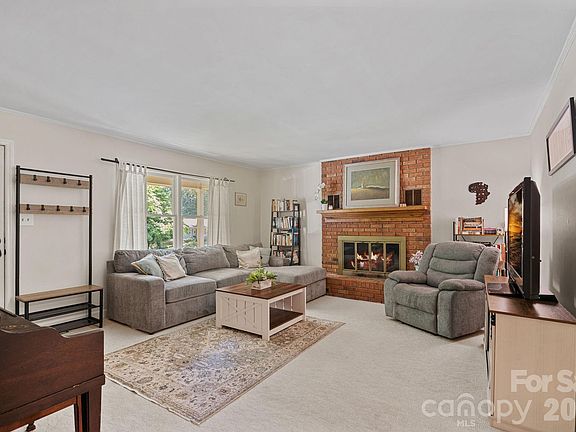 2nd image of 2099 Rock Springs Cir