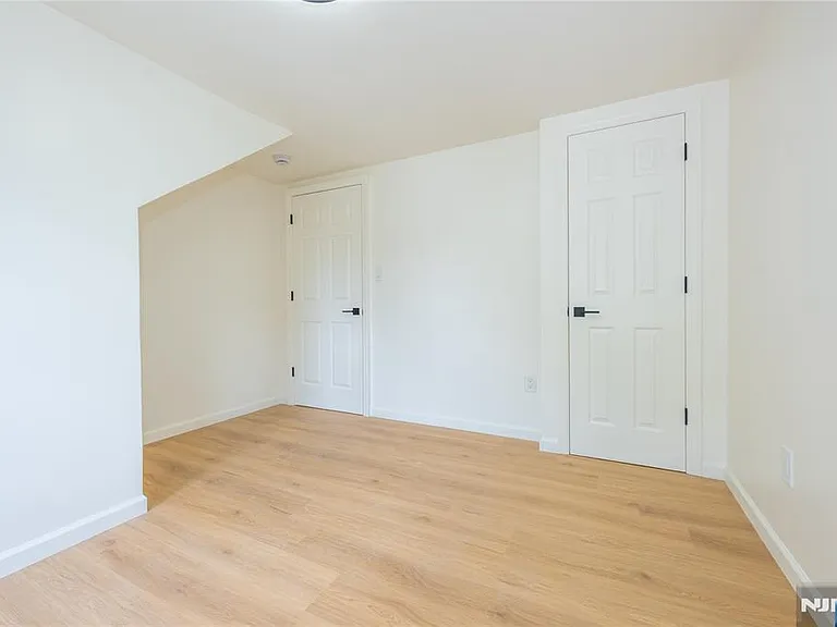 231 Waverly Pl — Photo 16