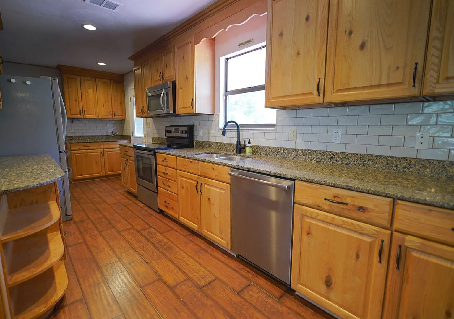 3 Bed / 3 Bath Home in NW with Pole Barn for your toys! — Photo 4