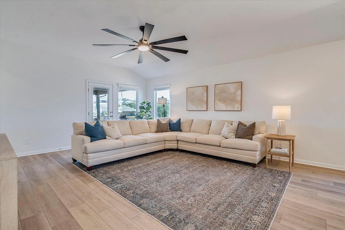 4 bed, 3.0 bath, 2045 sqft, $3,200 — Photo 3