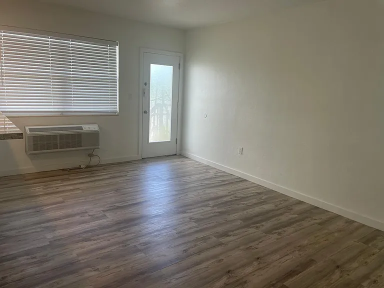 1445 West Ave #4 — Photo 5