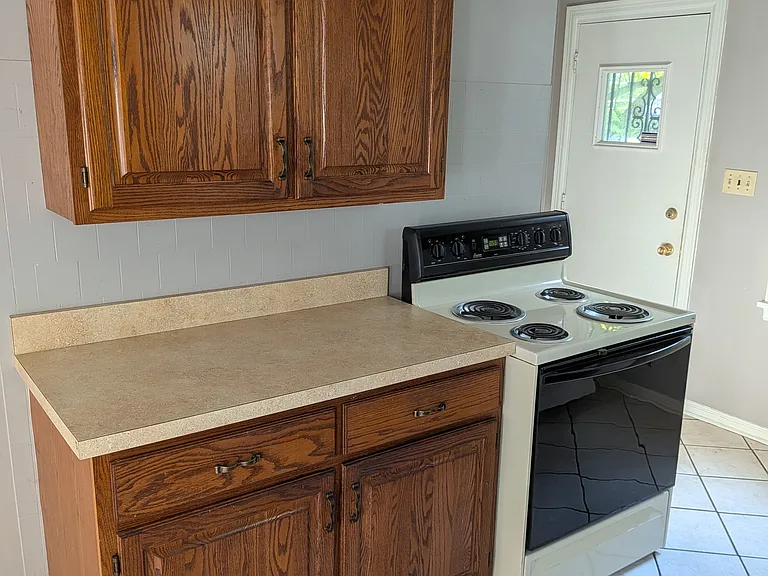 1036 Kelton Ave — Photo 13