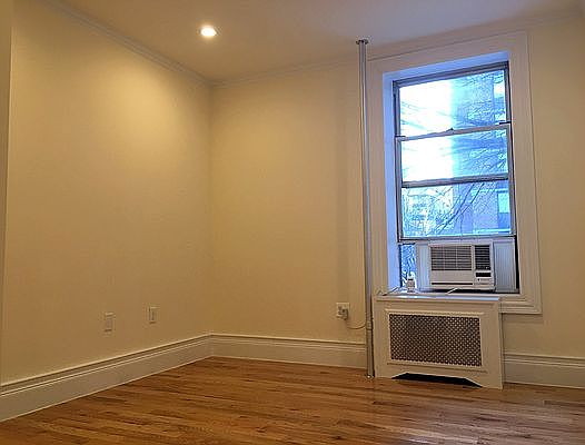 4th image of 401 W 43rd St APT 2