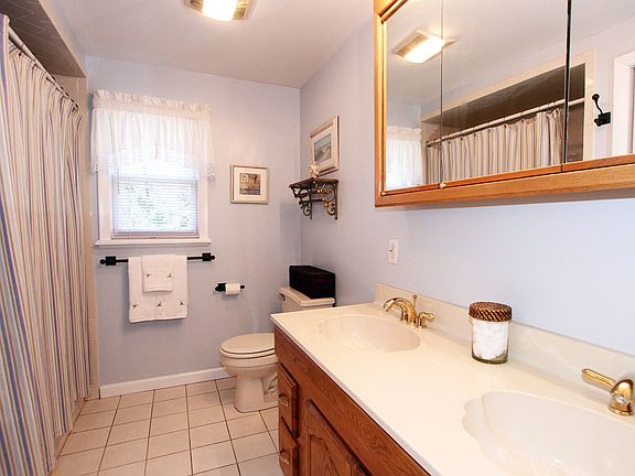 Main bath with double sinks