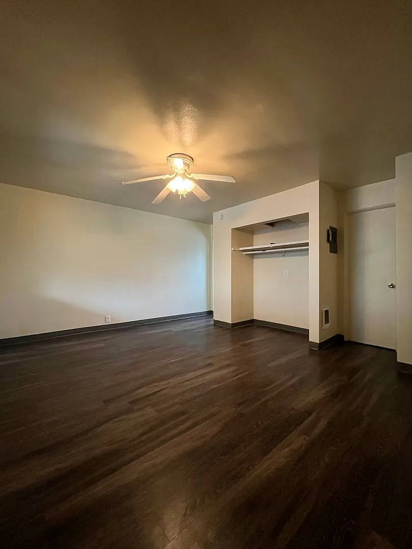 (DUP) - Studio Apartment! Great location, Upgraded Flooring, Onsite Parking!! — Photo 2