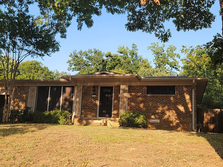 1312 Lafayette Dr — Photo 2