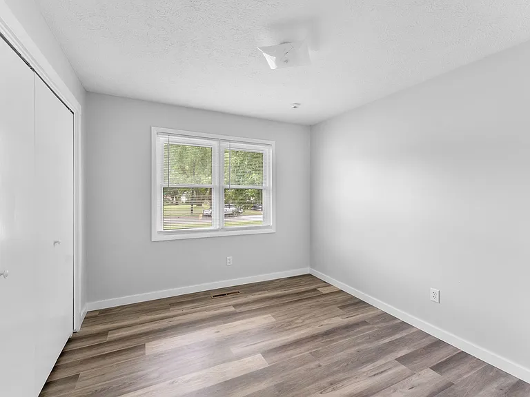 433 S Troy Ave — Photo 13