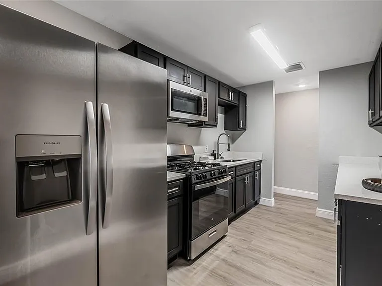 1090 Emerald Dr — Photo 8