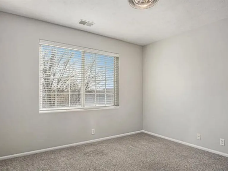 1104 Valleyview Dr — Photo 8