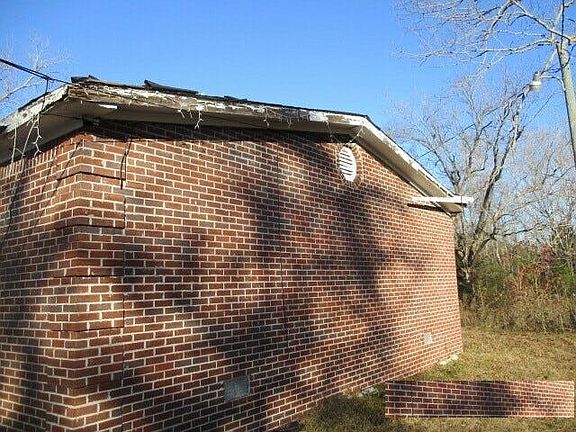 3rd image of 670 Adams Rd