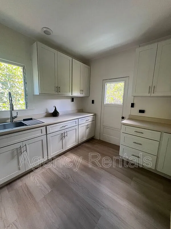 3 bed, 2.0 bath, 987 sqft, $3,400 — Photo 3