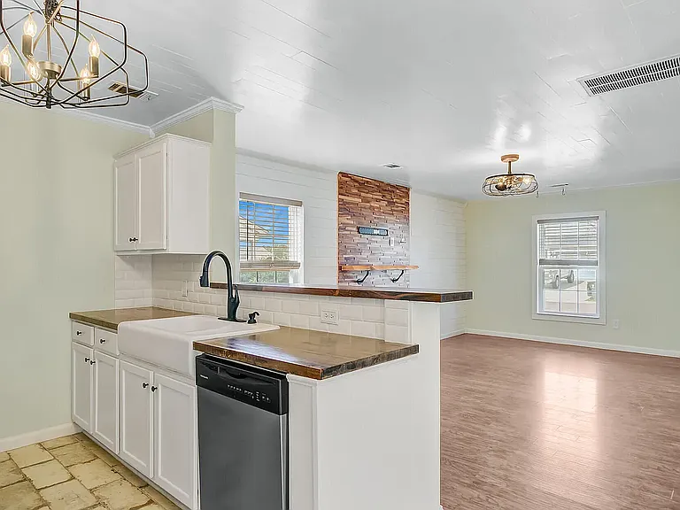 236 Emerald Isle Dr — Photo 9