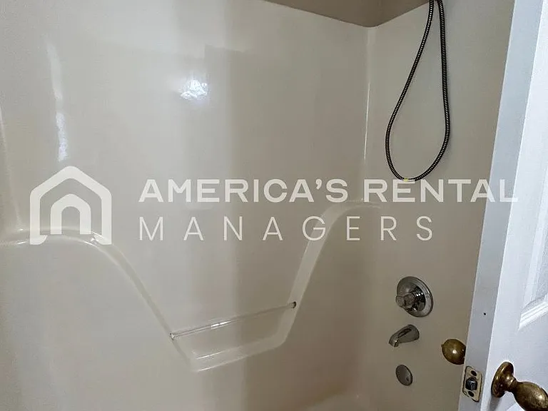 211 Winterberry Ln — Photo 23