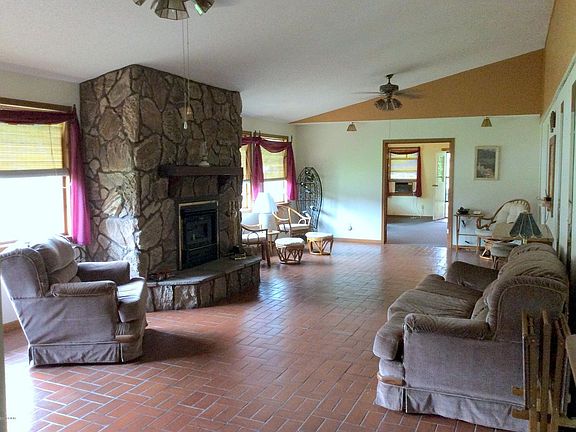 2nd image of 410 W Illinois Ave
